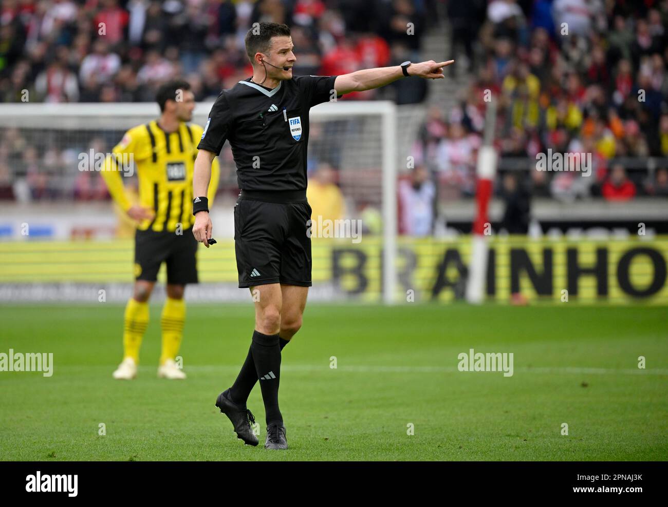 Arbitro Referee HARM Osmers, gesto, gesti, dietro Mats Hummels Borussia Dortmund BVB (15), Mercedes-Benz Arena, Stoccarda, Baden-Wuerttemberg Foto Stock