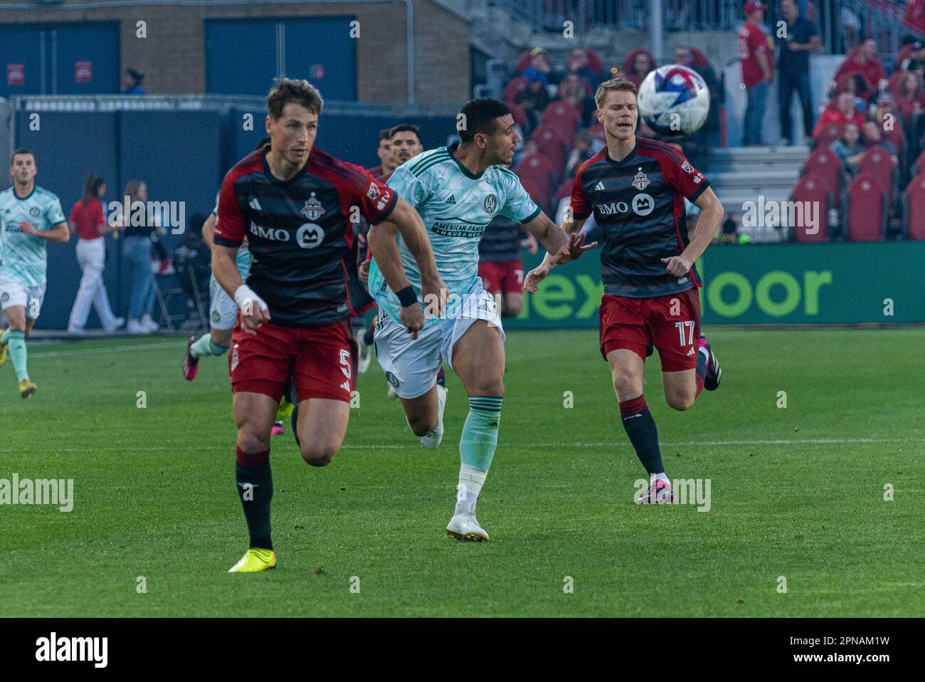 Toronto, ON, Canada - Aprile 15: Georgios Giakoumakis #7 davanti agli Atlanta United (R) e Lukas MacNaughton #5 difensore della corsa Toronto FC (L) Foto Stock