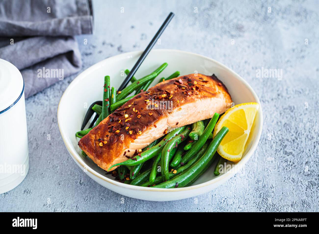 Salmone teriyaki piccante con fagioli verdi. Ricetta di cucina asiatica. Foto Stock