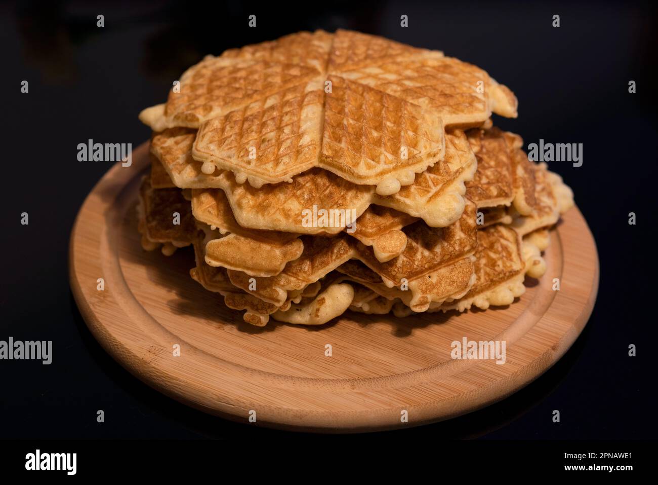 Mucchio di waffle fatti in casa su un piatto di legno Foto Stock