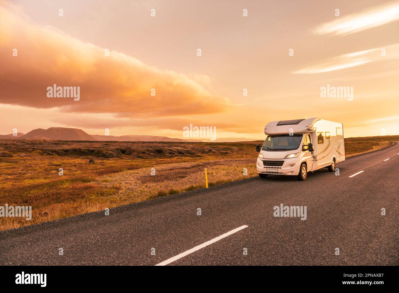 RV Motorhome camper viaggio su strada. Persone in viaggio avventura vacanza. Turisti in camper auto a noleggio con vista sulle montagne in bella natura Foto Stock