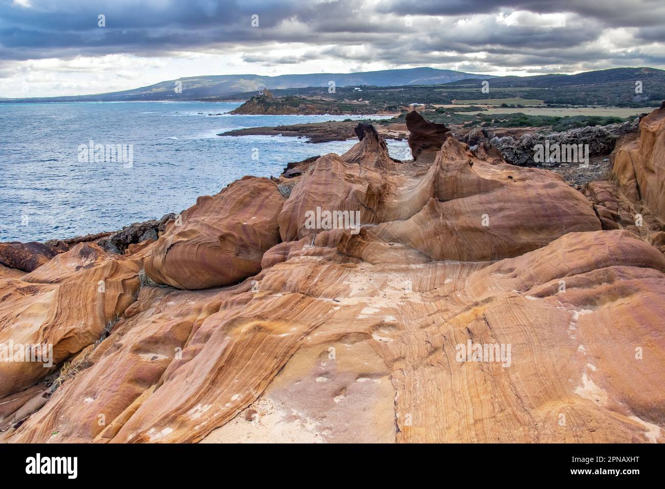 Scogliere e rocce, una successione di promontori rocciosi Immersioni nel mare cristallino Foto Stock