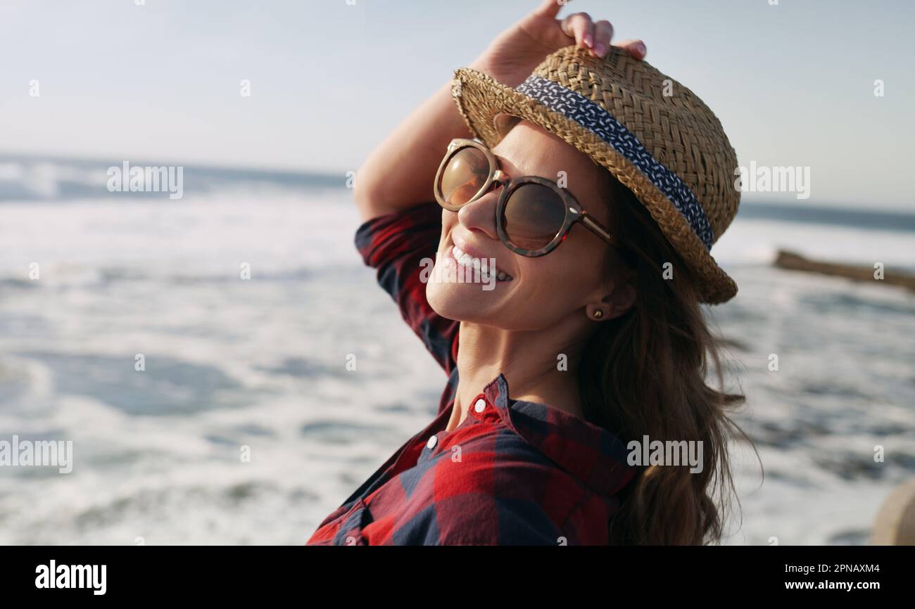 Non riesco proprio a trovare abbastanza della spiaggia. una bella donna che si diversa in spiaggia. Foto Stock