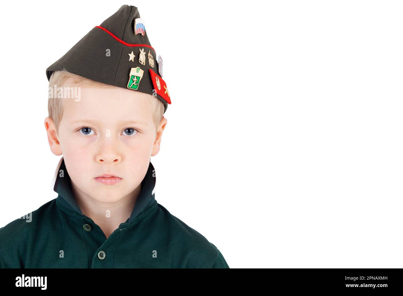 Solennemente giovane caucasico che gioca vestire indossando un cappello pieghevole dell'esercito - pilotka - dall'esercito rosso sovietico isolato orizzontale con concetto di spazio di copia per Foto Stock