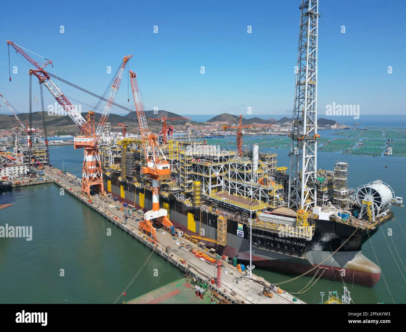 YANTAI, CINA - 17 APRILE 2023 - Una grande petroliera galleggiante per la produzione, lo stoccaggio e lo scarico è in costruzione presso la base di costruzione di CIMC Raffles Foto Stock