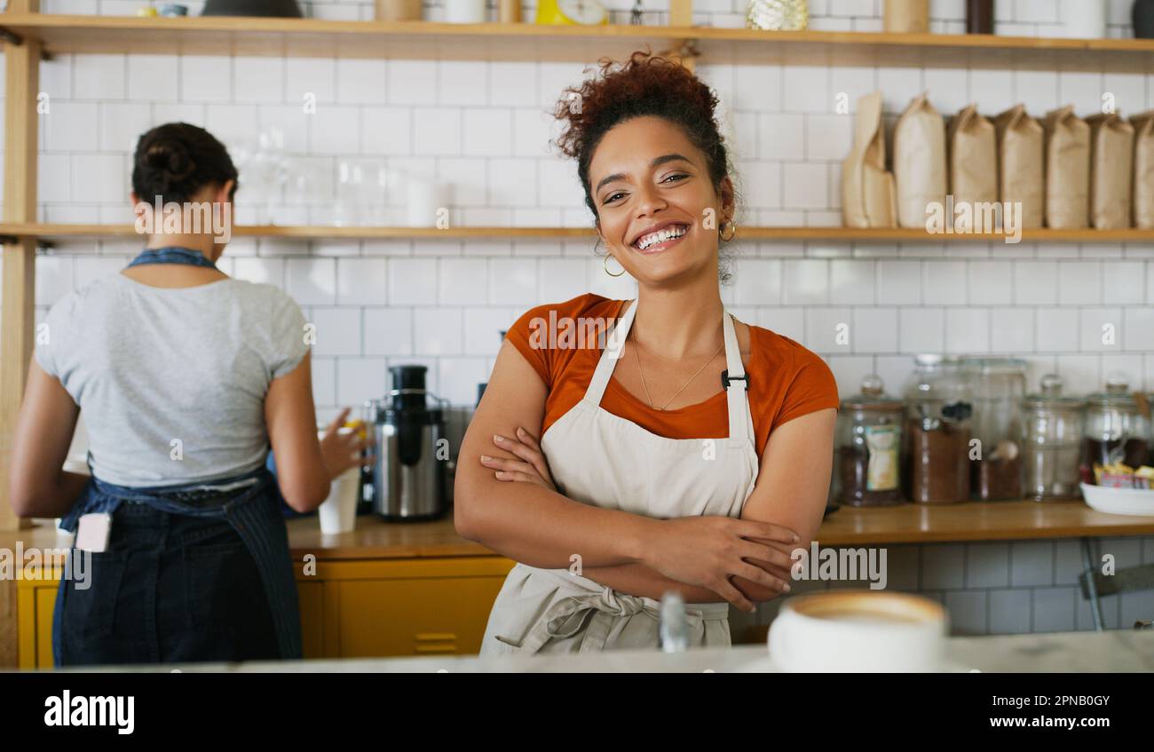 Orgoglioso di servire il miglior caffè della città. Ritratto di una giovane cameriera che si trova dietro un bancone in un bar. Foto Stock
