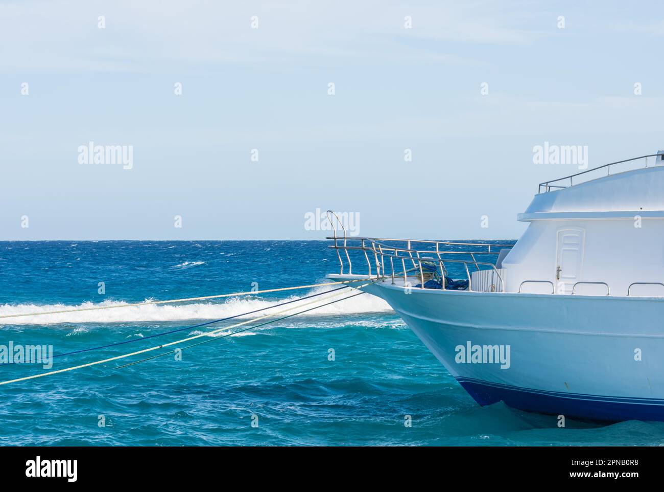 parte da una barca bianca all'acqua blu dal mare in egitto Foto Stock