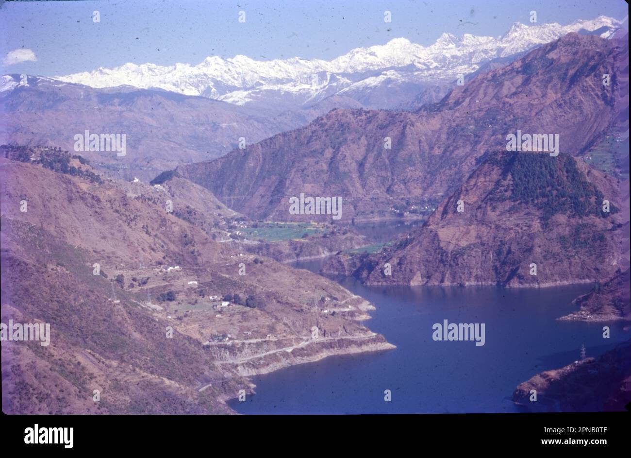 Chamba, la terra del Monte Kailash e del Signore Shiva, è famosa per la sua bellezza naturale incontaminata. E' una piccola ma molto attraente destinazione turistica a Himachal Pradesh, conosciuta per la sua squisita bellezza naturale. un tesoro di attrazioni panoramiche, ruscelli scintillanti, laghi primordiali, prati, fitti alberi alpini, ricca fauna selvatica e fertili valli. Foto Stock