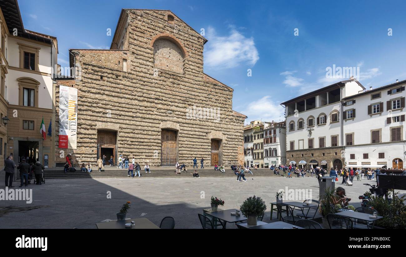 La facciata in pietra incompiuta della Basilica di San Lorenzo si affaccia su Piazza San Lorenzo. La chiesa originaria fu consacrata nel 393 d.C. Foto Stock