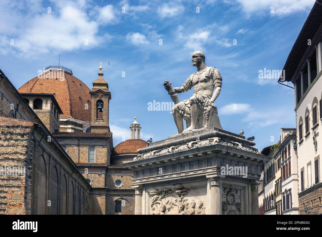 Monumento a Lodovico de' Medici, detto Giovanni delle bande nere, in Piazza San Lorenzo, Firenze, Toscana, Italia. Il Rinascimento italiano mar Foto Stock