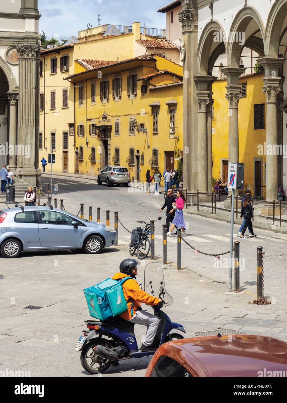 La vita quotidiana in Piazza della Santissima Annunziata. Firenze, Toscana, Italia. Il centro storico di Firenze è patrimonio dell'umanità dell'UNESCO Foto Stock