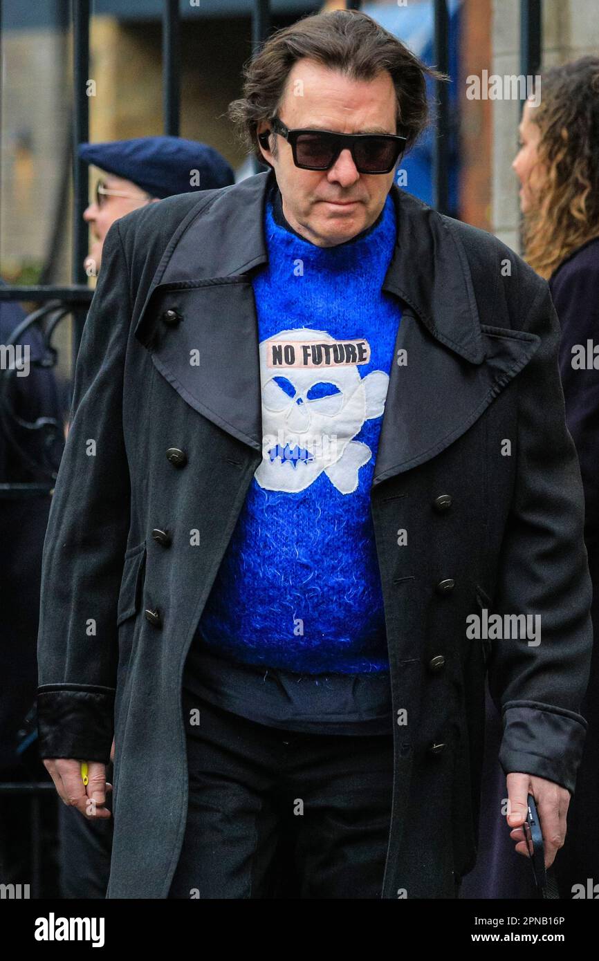 Jonathan Ross, presentatore TV, vestito in nessun maglione futuro al Vivienne Westwood Memorial Service, Londra, Regno Unito Foto Stock