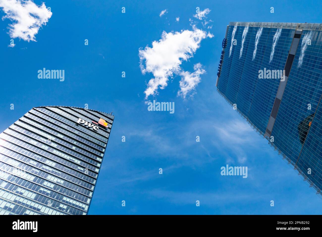 Milano (Italia) 04-14-2023: Grattacieli PWC e Allianz nel quartiere CityLife di Milano. A causa di negozi, cinema ed edifici affarati CityLife è uno o Foto Stock