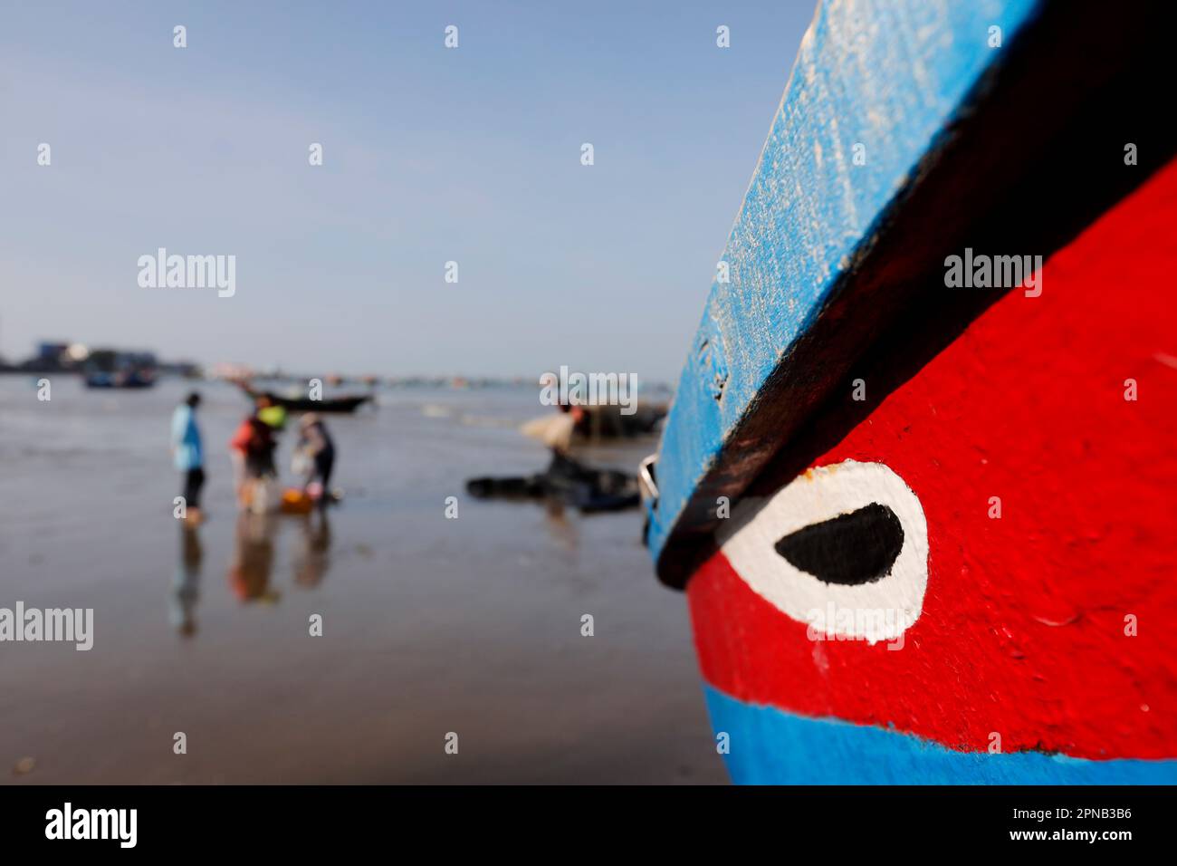 Hang Dua Bay, barca da pesca in arrivo sulla spiaggia con il fermo della notte. Barca da pesca dipinta con occhio di buona fortuna. Vung Tau. Vietnam. Foto Stock