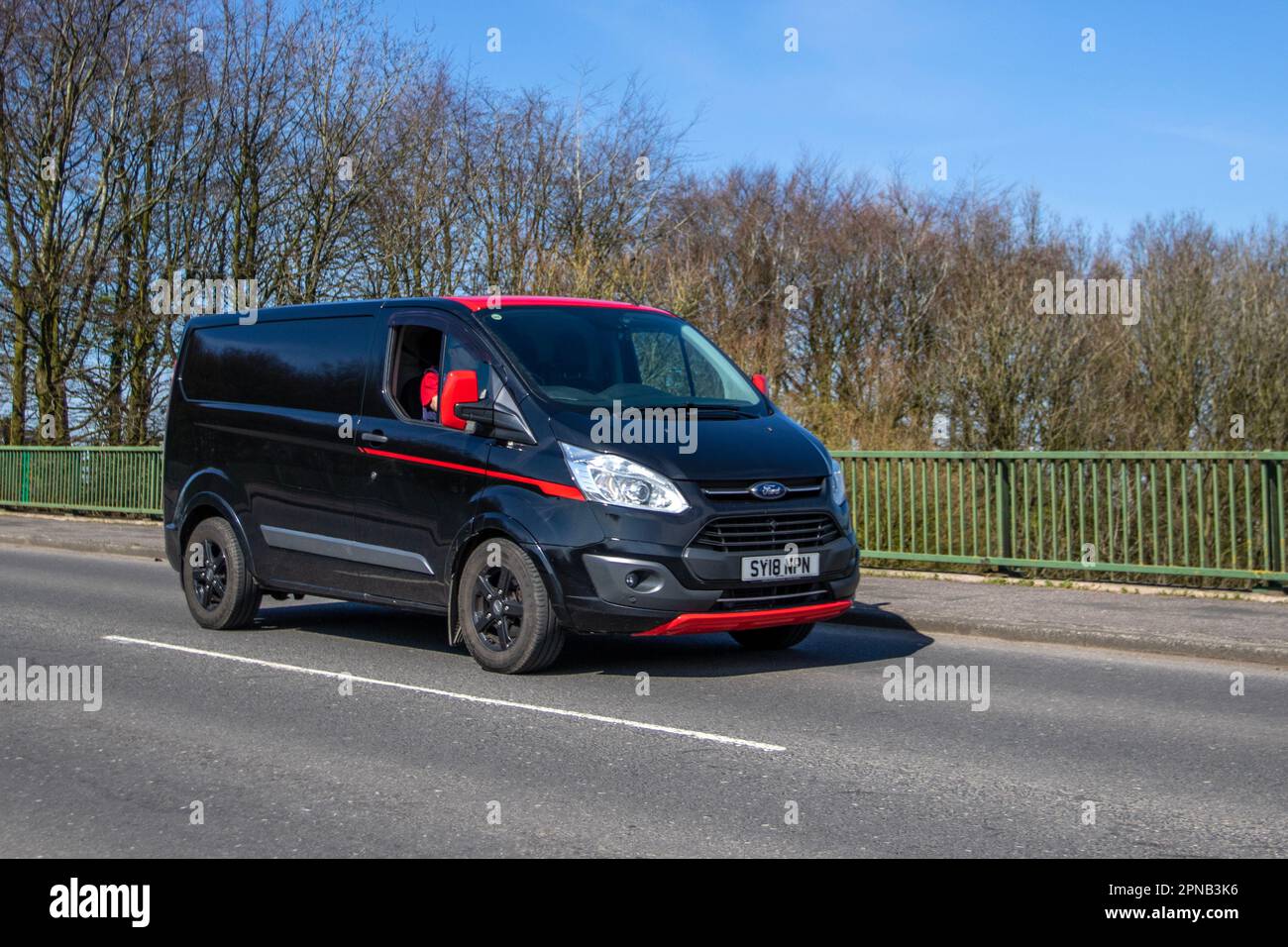 2018 Ford Transit Custom 290Trend CLR ed TDCI 170 L1H1 SWB Opt Start/Stop pannello LCV nero Van Diesel 1995 cc; attraversando il ponte autostradale a Greater Manchester, Regno Unito Foto Stock