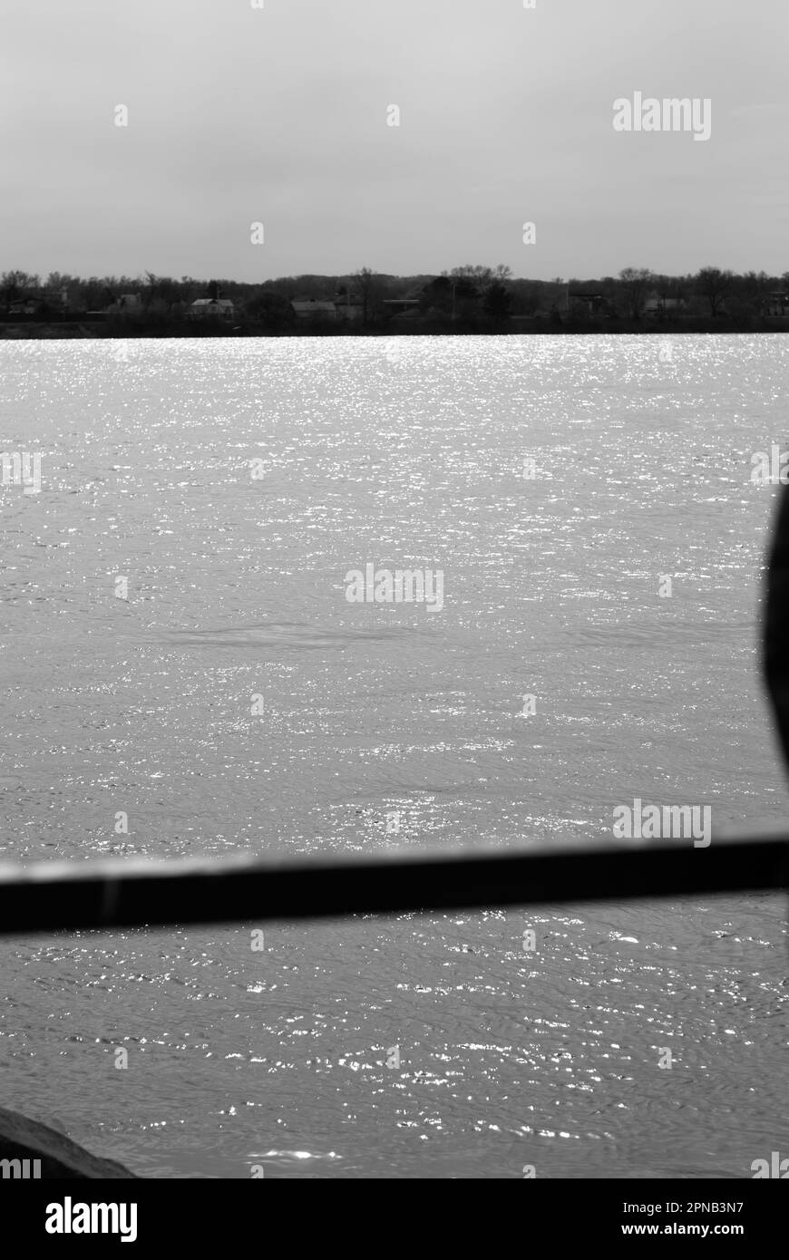 Vista sul fiume alla luce del sole Foto Stock