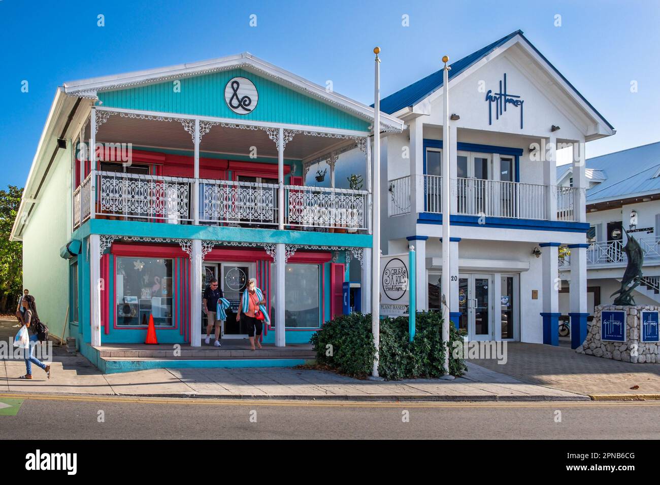 Grand Cayman, Isole Cayman, 2023 gennaio, vista di 3 ragazze e un forno e Guy Harvey edifici a George Town Foto Stock
