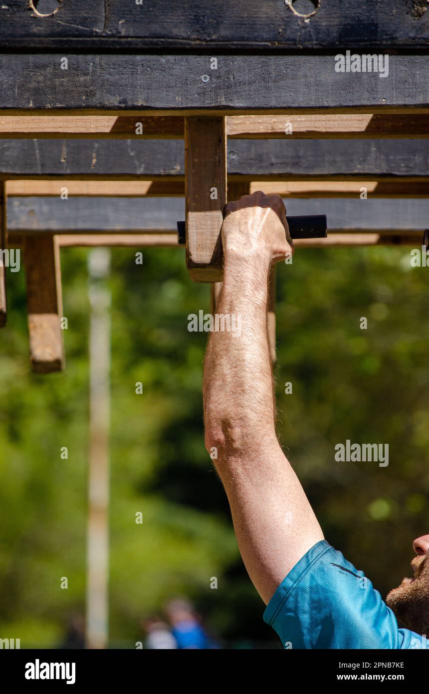 partecipante a una gara d'ostacolo superando uno degli ostacoli, la corsa ocr. Spagna Foto Stock