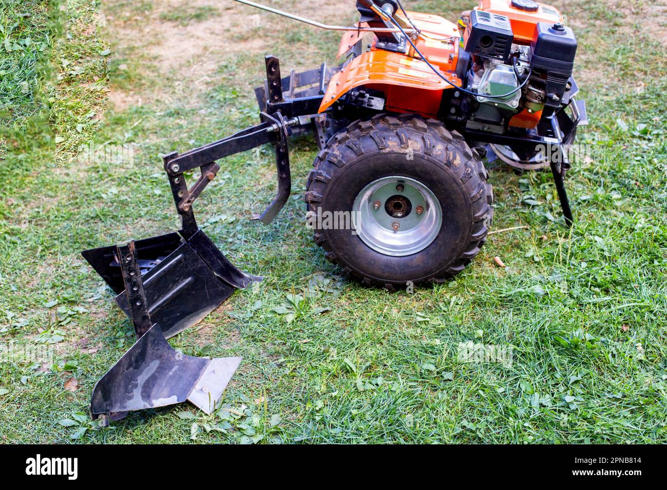 Aratro e hiller completi di trattore con cabina per lavori agricoli.  Motocoltivatore Foto stock - Alamy