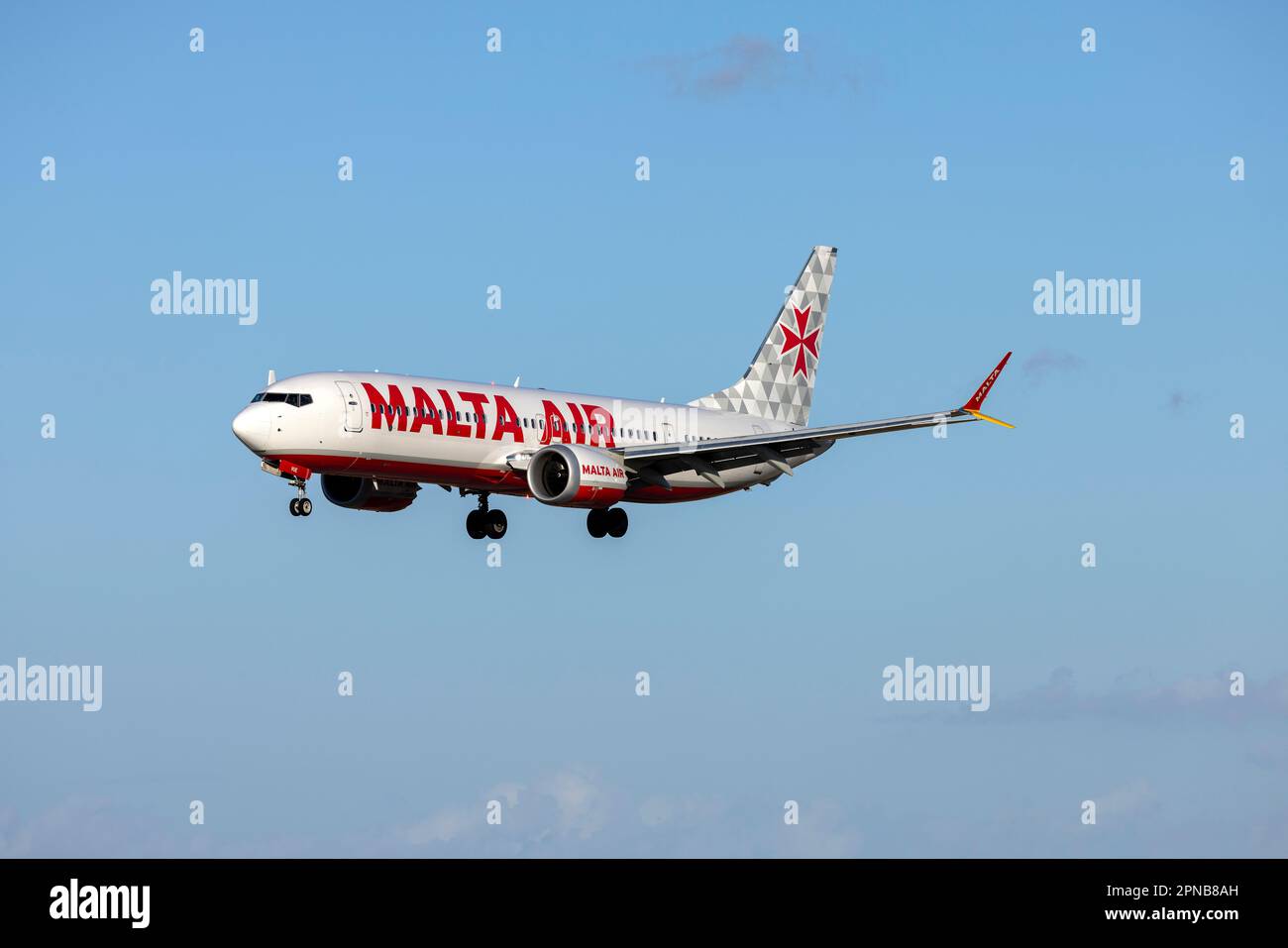 Malta Air Boeing 737-8 MAX 200 (REG: 9h-VUE) in arrivo con una piacevole illuminazione serale. Foto Stock
