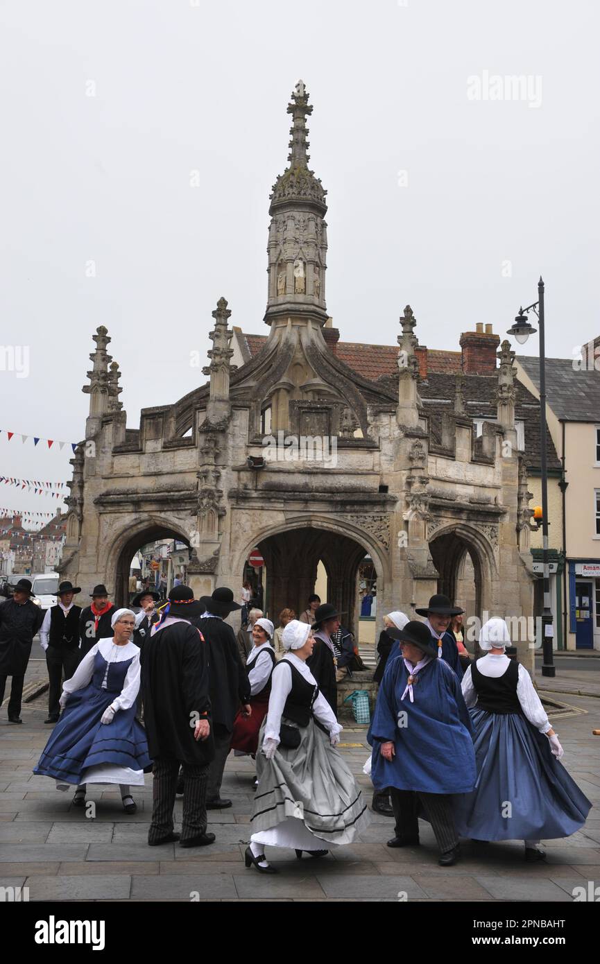 Il gruppo di danza Folk Abeille di Gien, Francia, si esibisce presso la Market Cross della città gemella di Malmesbury, nel Wiltshire, come parte del Giubileo della città Foto Stock