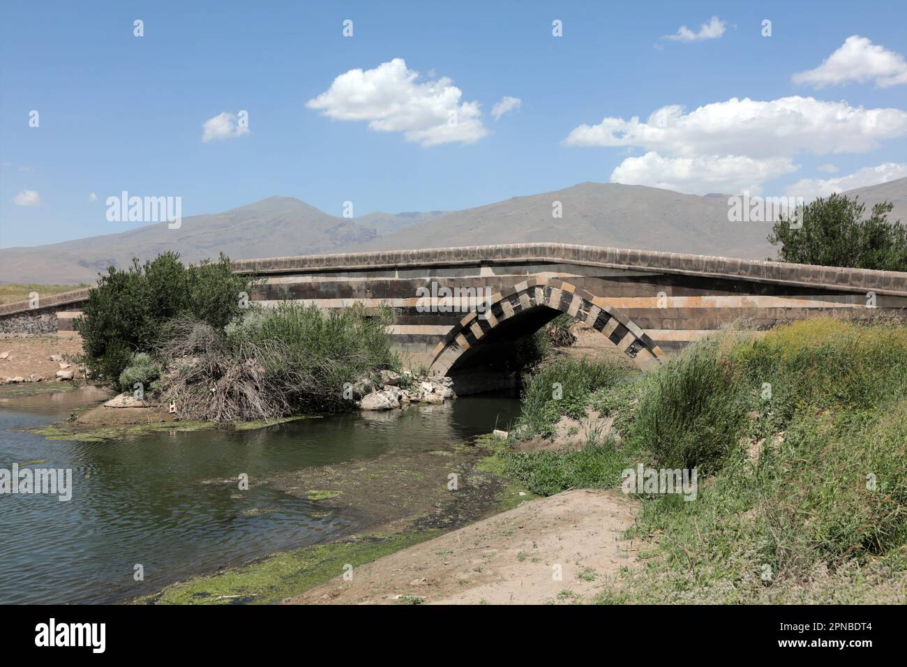 Il ponte di Bendi Mahi si trova sulla vecchia strada carovana Ercis-Tabriz. Il ponte è stato costruito dal governatore Ilkhanid alla fine del 13th ° secolo. Foto Stock