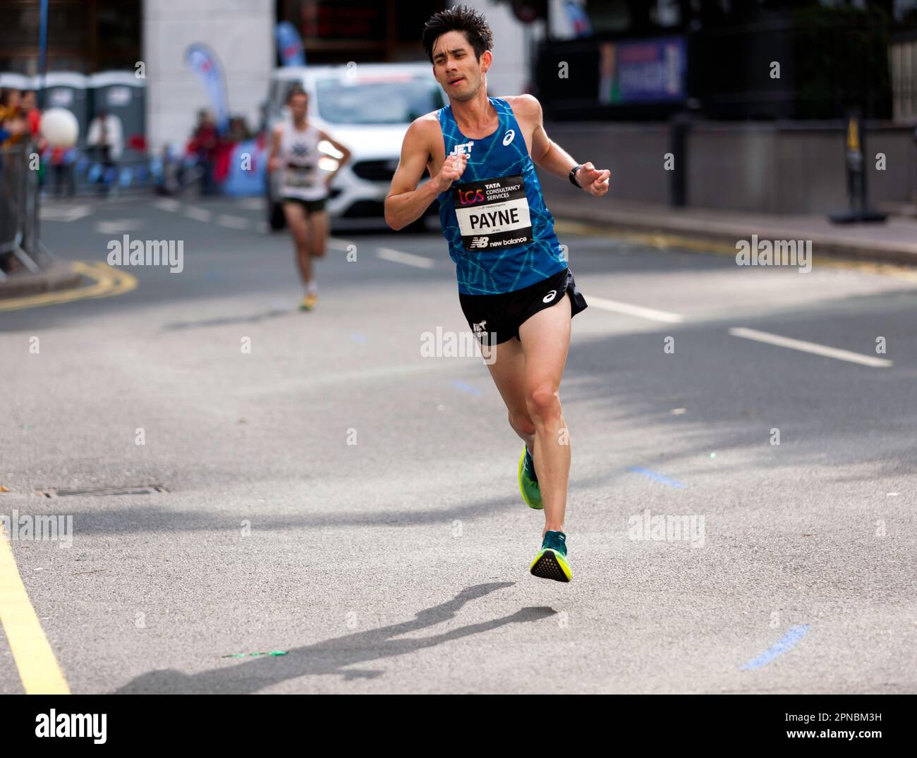 Tony Ah-Thit Payne passando per Cabot Square, nella Men's Elite, 2022 London Marathon Foto Stock