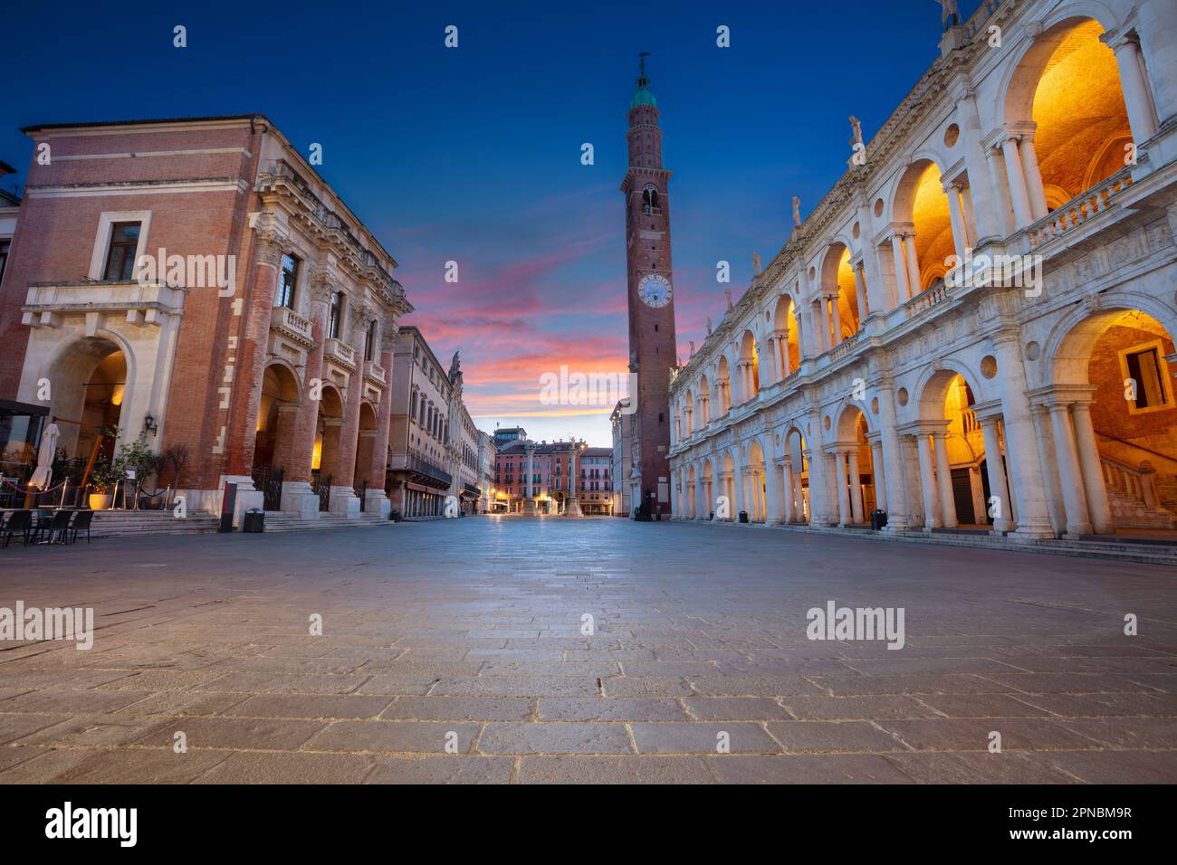 Vicenza, Italia. Immagine del centro storico di Vicenza, Italia con la vecchia piazza (Piazza dei Signori) all'alba. Foto Stock