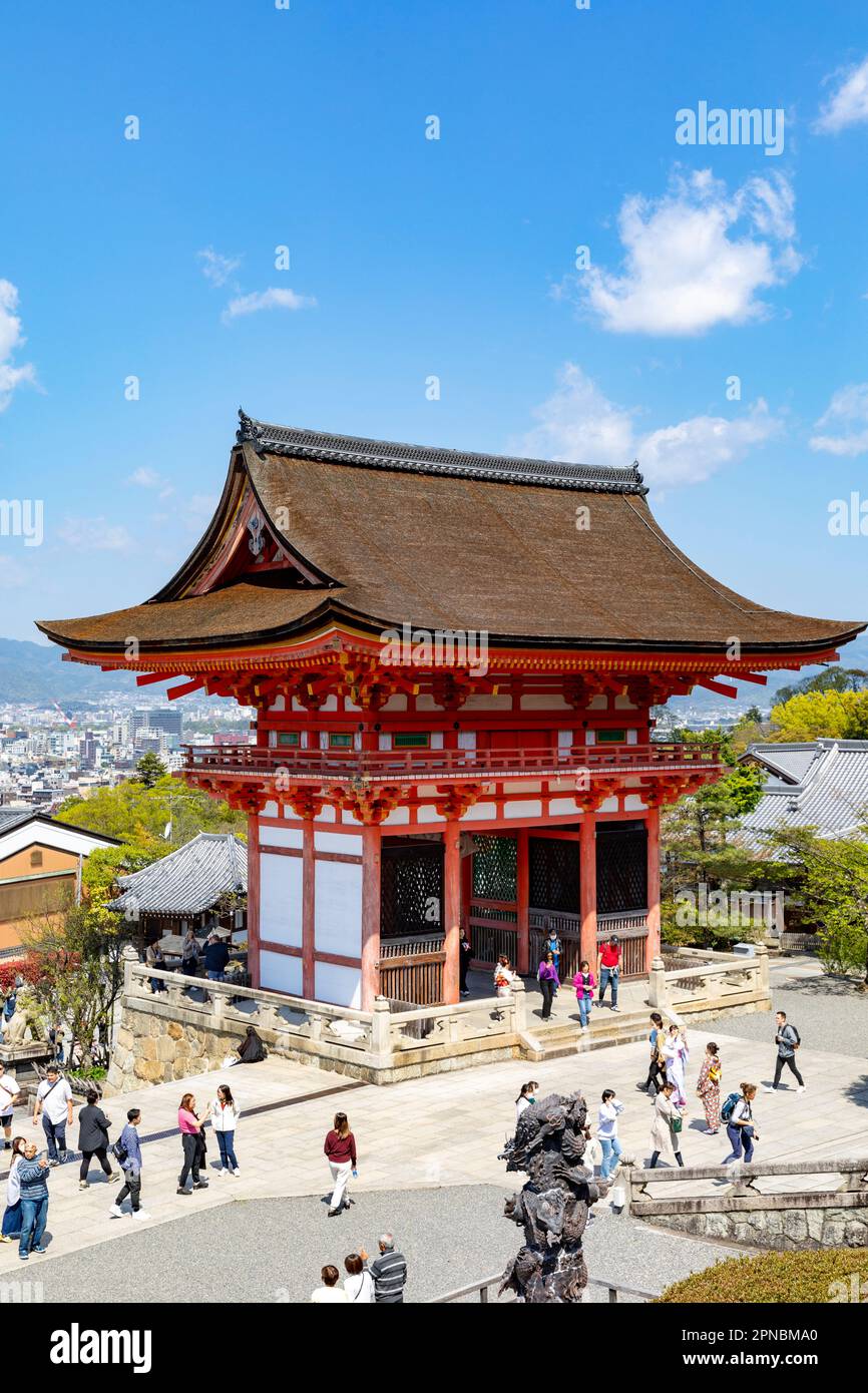 2023 aprile, Kyoto, Kizamizu dera tempio buddista fondato nel 780, visitatori del tempio in un giorno di primavera cielo blu, Giappone, Asia Foto Stock