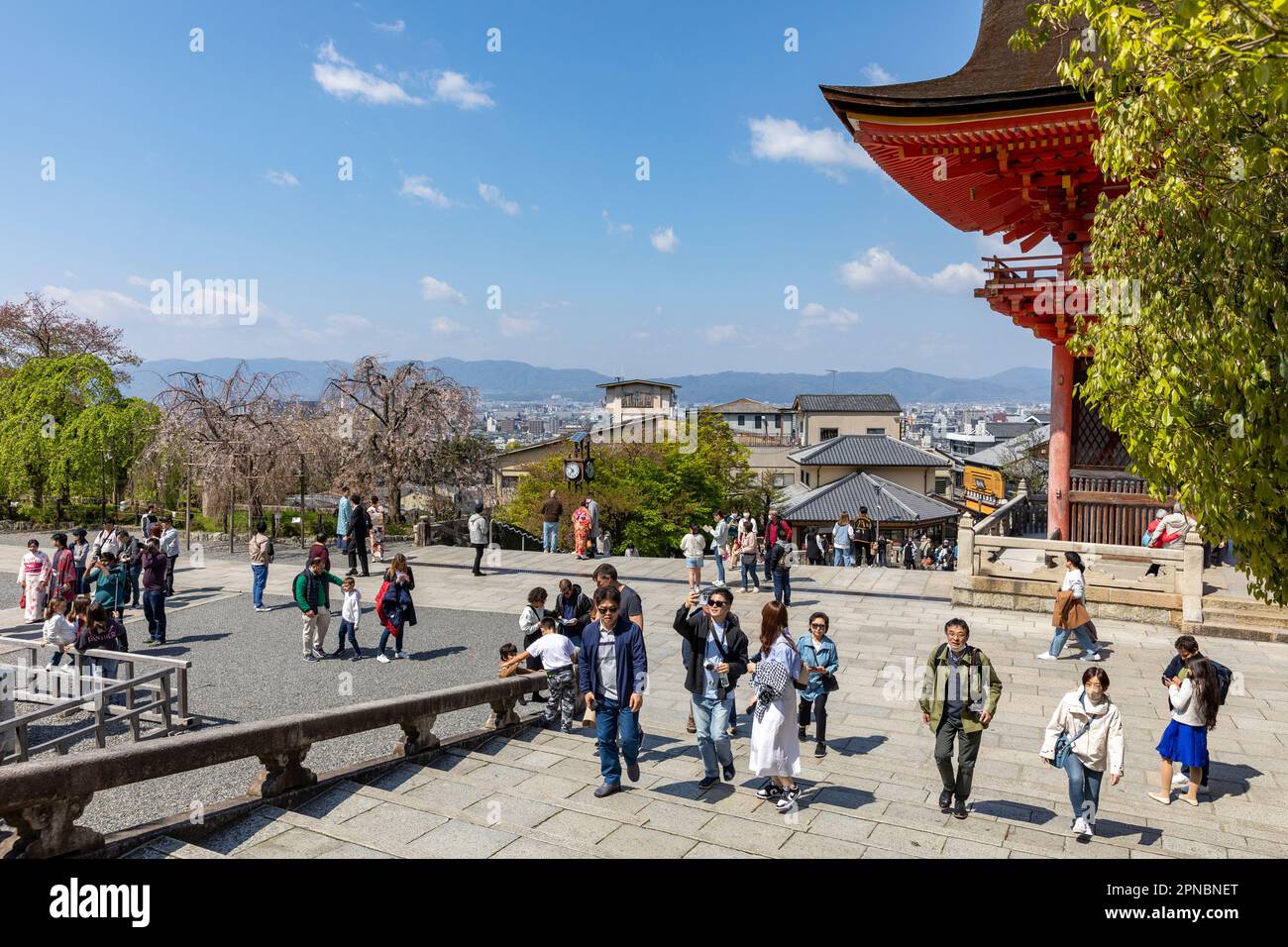 Kyoto Giappone Aprile 2023, turisti e visitatori del tempio buddista Kiyomizu-dera, patrimonio mondiale dell'umanità, conosciuto anche come il tempio dell'acqua pura Foto Stock