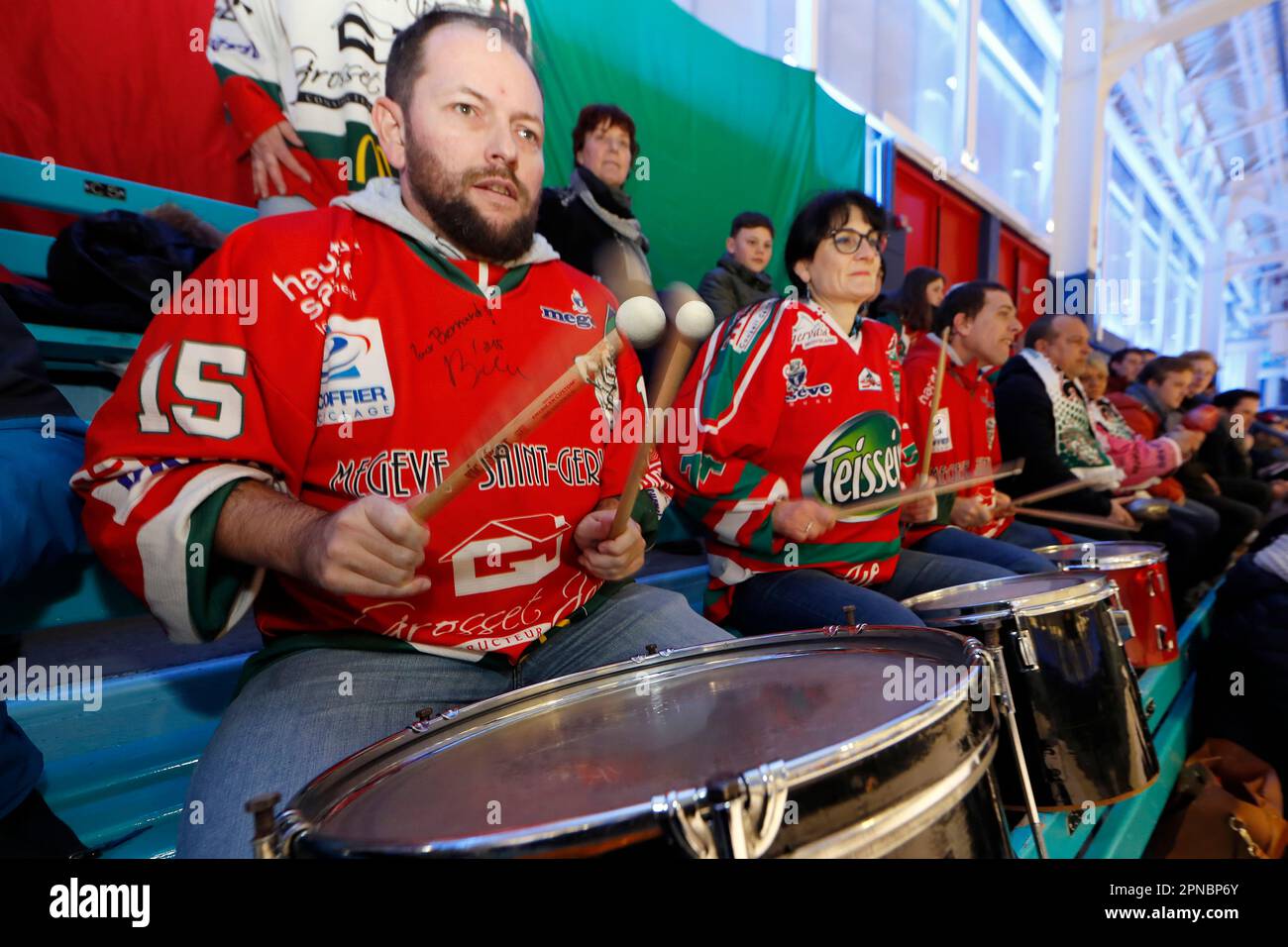 Gli appassionati di hockey alla partita di hockey su ghiaccio. Tifosi che suonano la batteria. Saint-Gervais. Francia. Foto Stock