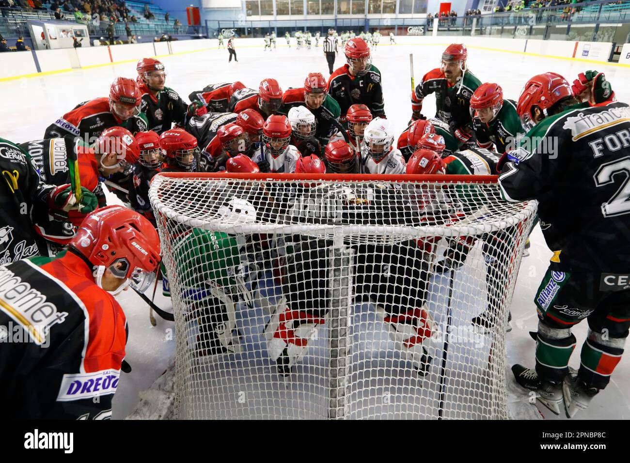 Giocatori su ghiaccio prima della partita di hockey su ghiaccio. Team HC Mont-Blanc. Saint-Gervais. Francia. Foto Stock