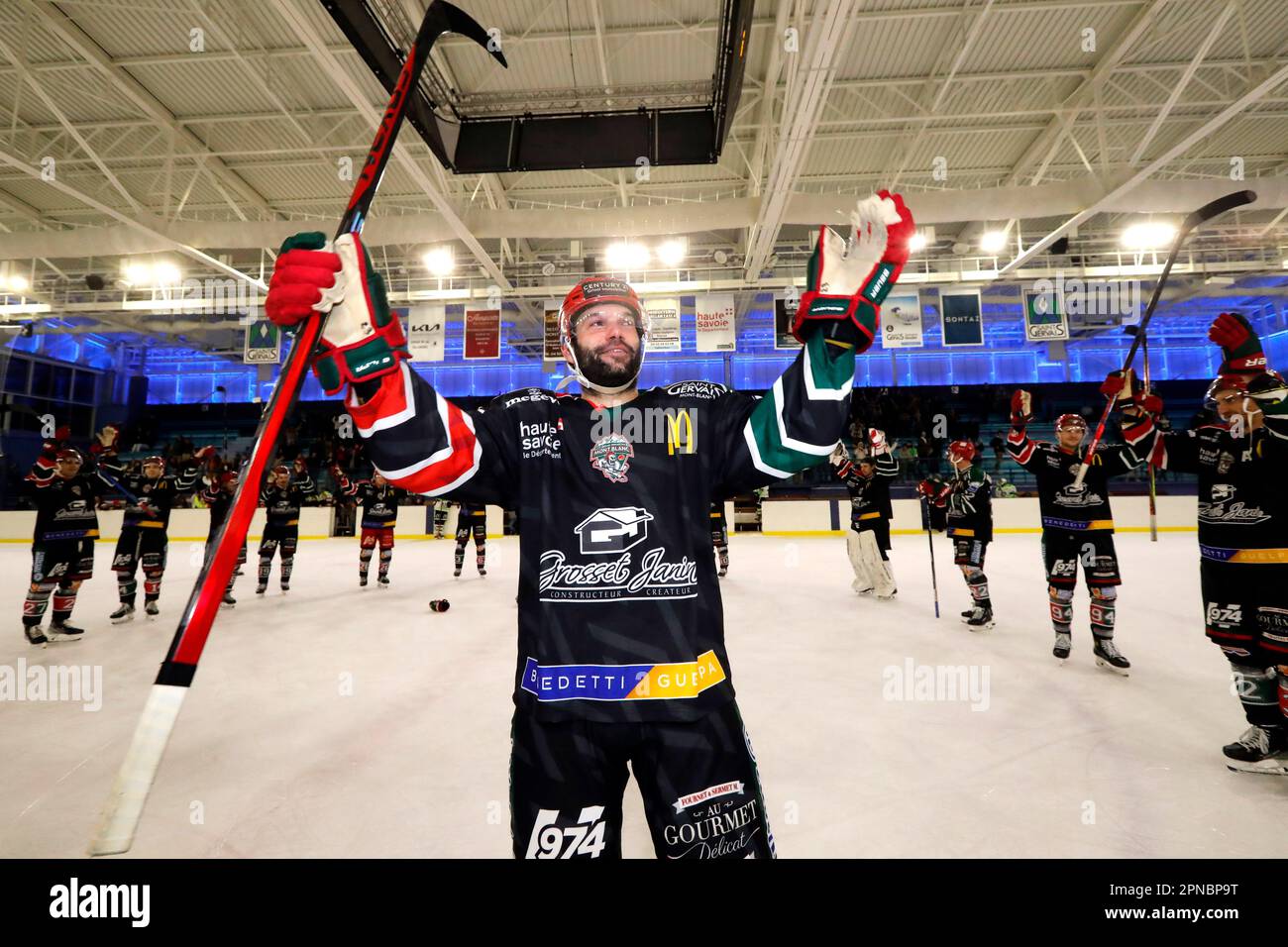 Partita di hockey su ghiaccio. Team HC Mont-Blanc. Giocatori in festa. Saint-Gervais. Francia. Foto Stock