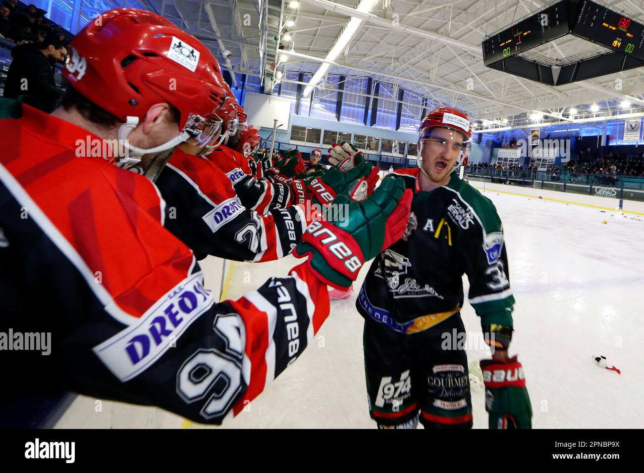 Partita di hockey su ghiaccio. Team HC Mont-Blanc. Giocatori alla celebrazione di obiettivo. Saint-Gervais. Francia. Foto Stock