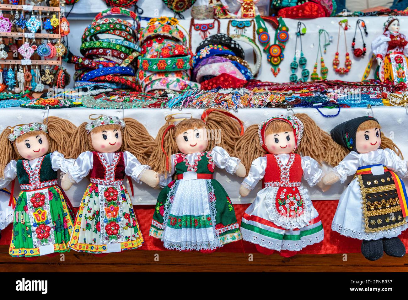 Bambole fatte a mano vestite con costumi popolari tradizionali rumeni. Foto Stock