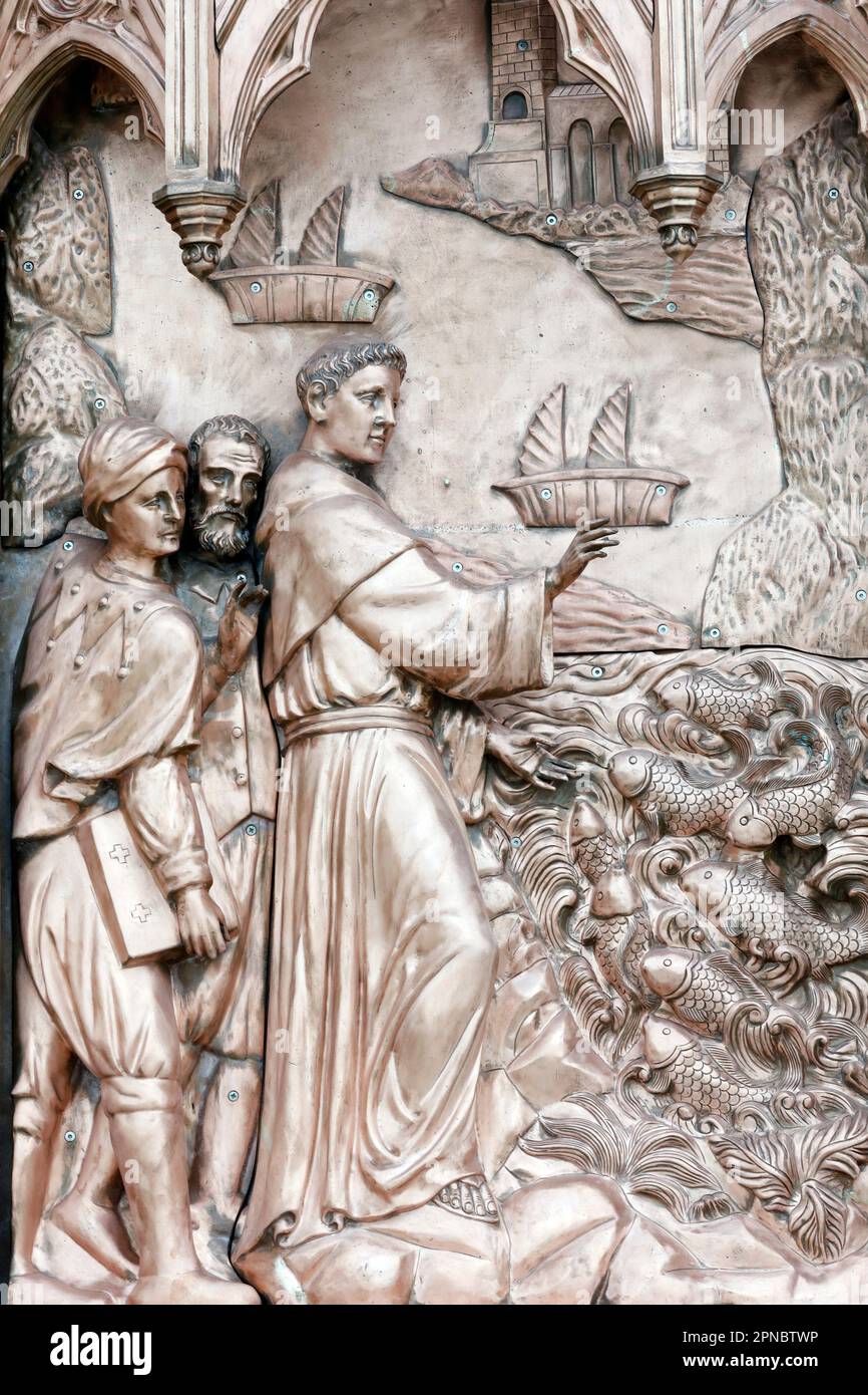 Canzone Vinh Chiesa. Porta scolpita. Sant'Antonio da Padova è il patrono dei poveri, dei marinai e dei pescatori, dei sacerdoti e dei viaggiatori. Vietnam Foto Stock