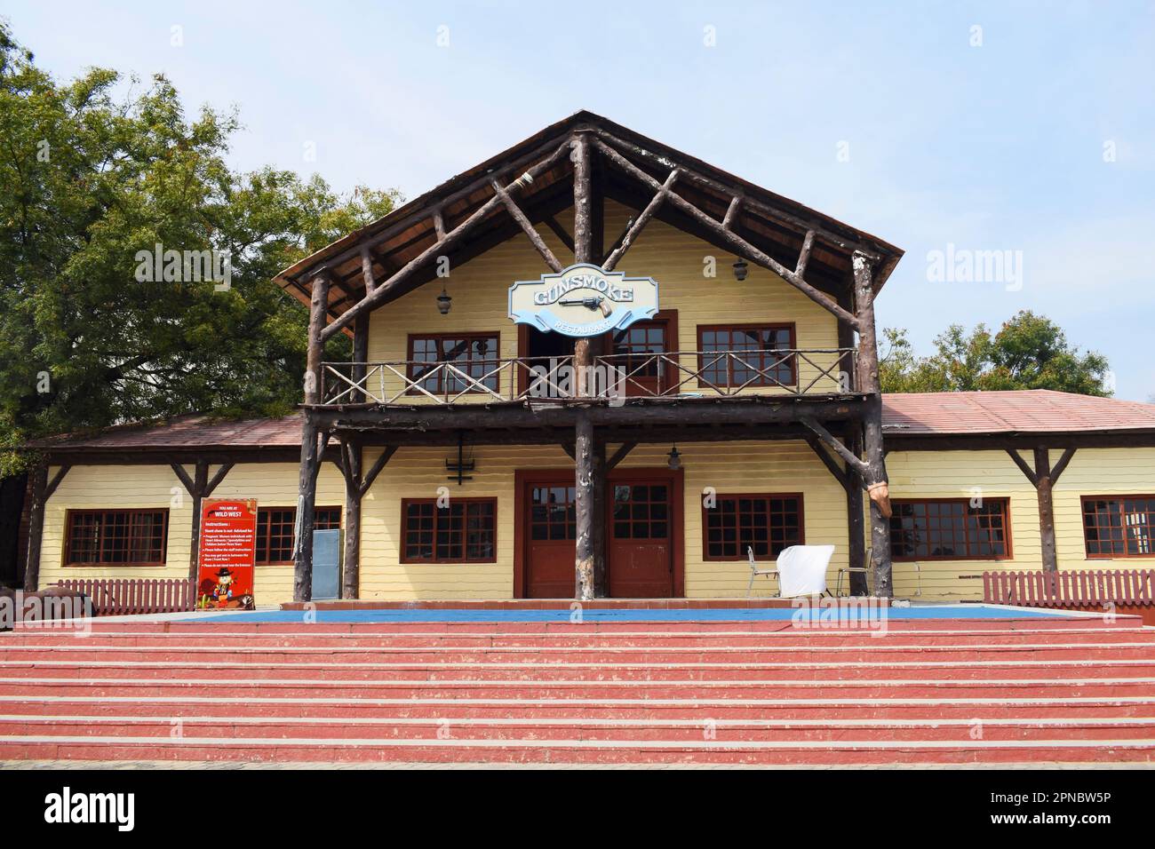 L'insieme del Gunsmoke Restaurant presso Ramoji Film City a Hyderabad, in India, e' un'esperienza culinaria a tema progettata per assomigliare ad un salone del Wild West Foto Stock