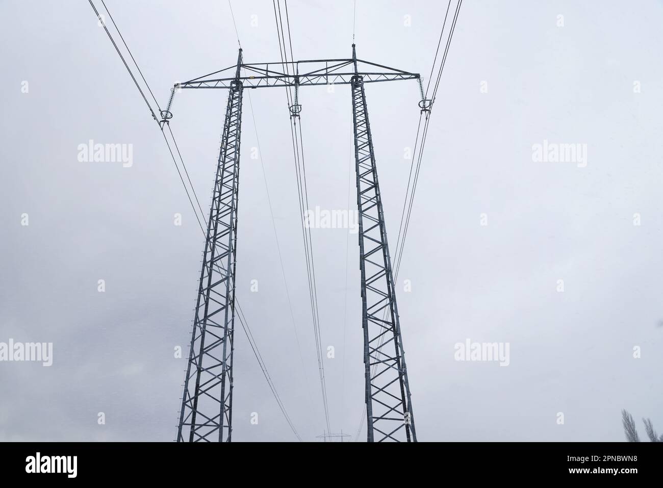 Tempo stagionale, linee elettriche. Foto Stock