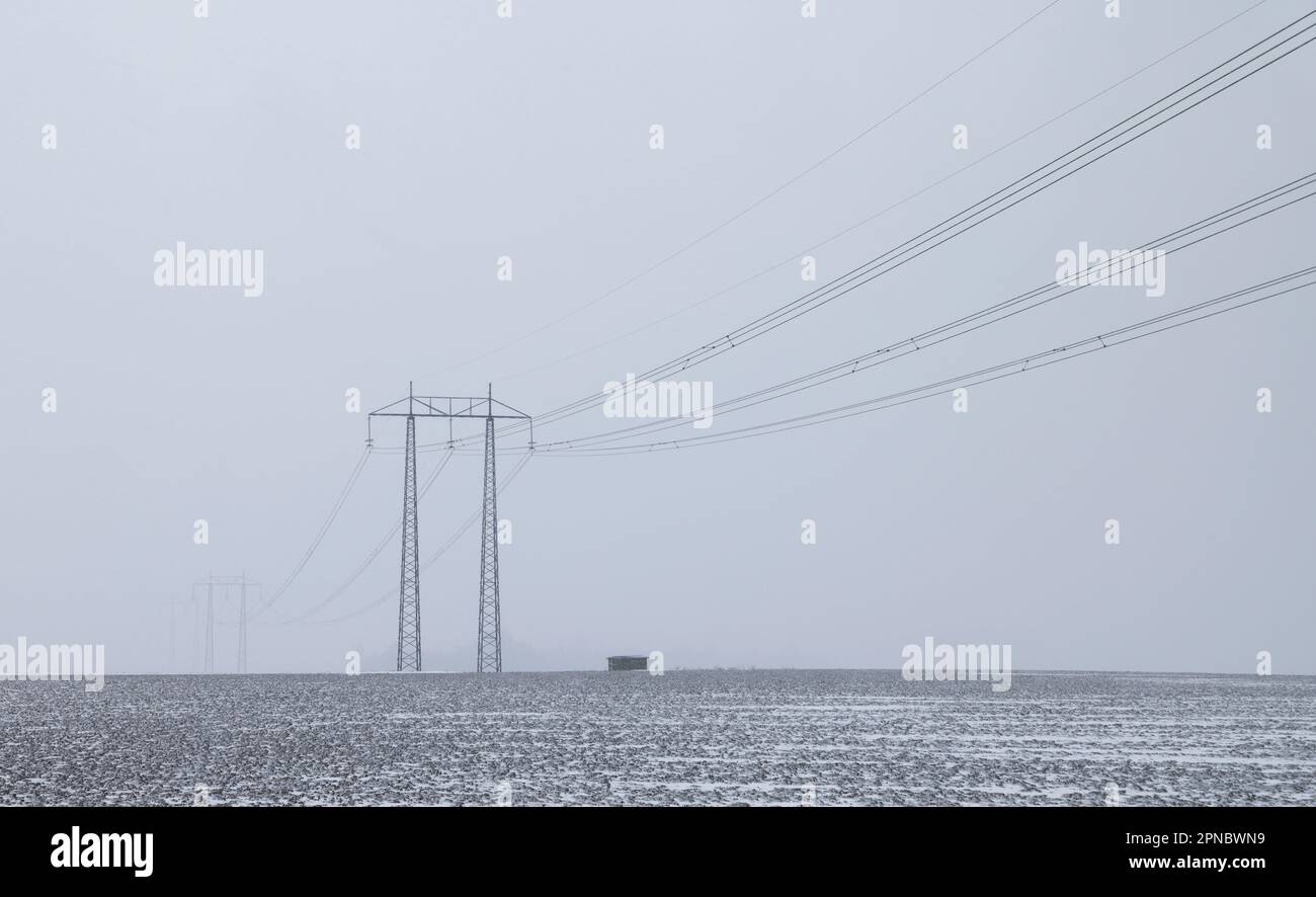 Tempo stagionale, linee elettriche. Foto Stock