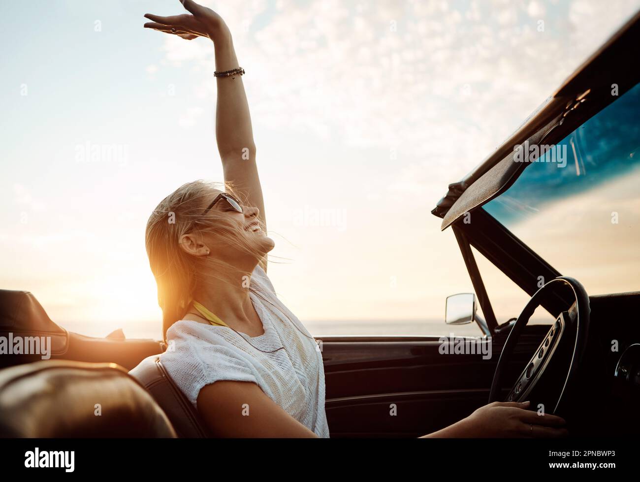 La stagione migliore per il divertimento. una giovane donna felice che si gode un viaggio in strada estati. Foto Stock