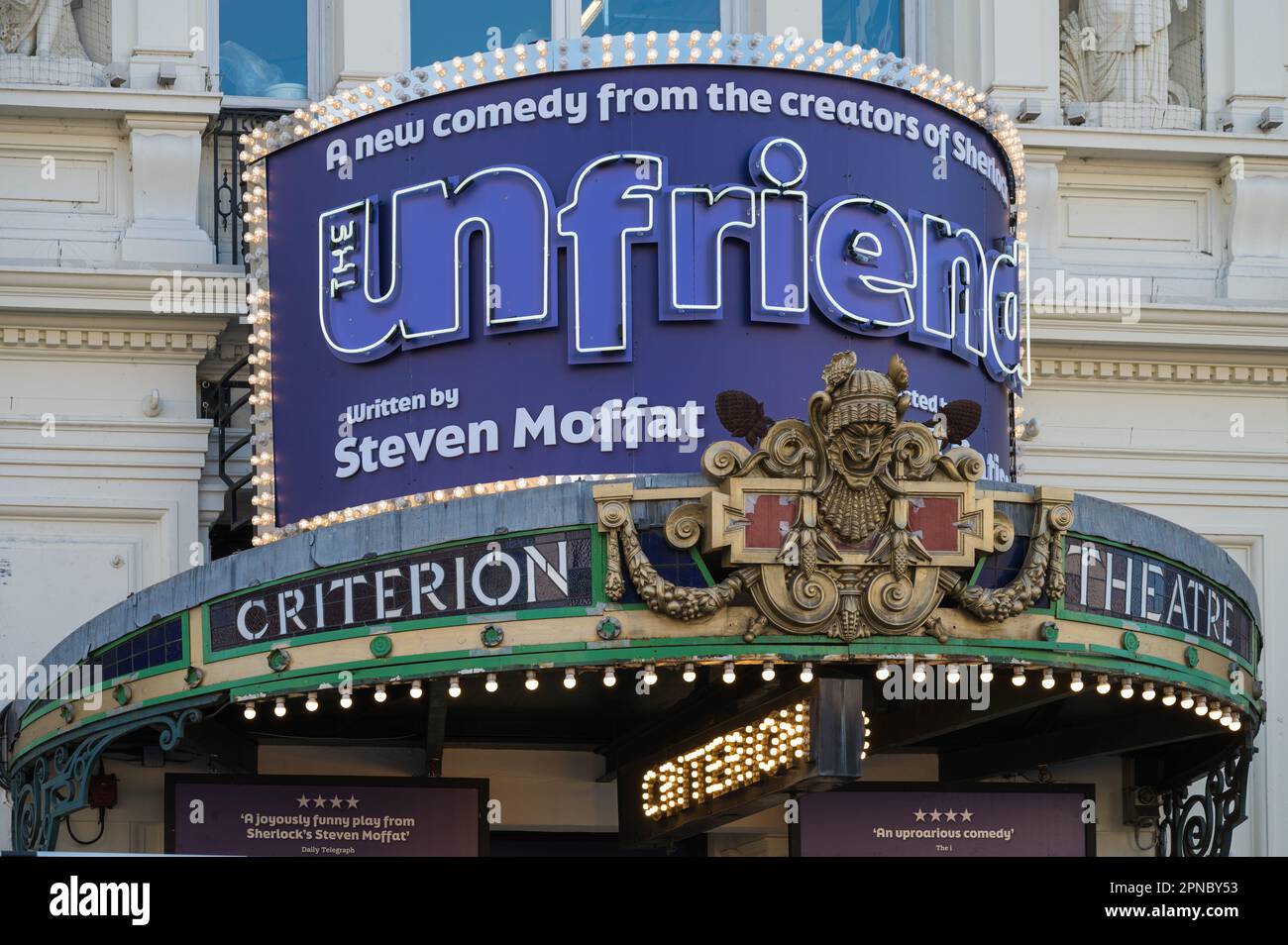 Tendone Criterion Theatre con pubblicità di produzione al neon sopra l'ingresso del teatro. Piccadilly Circus, Londra, Inghilterra, Regno Unito Foto Stock