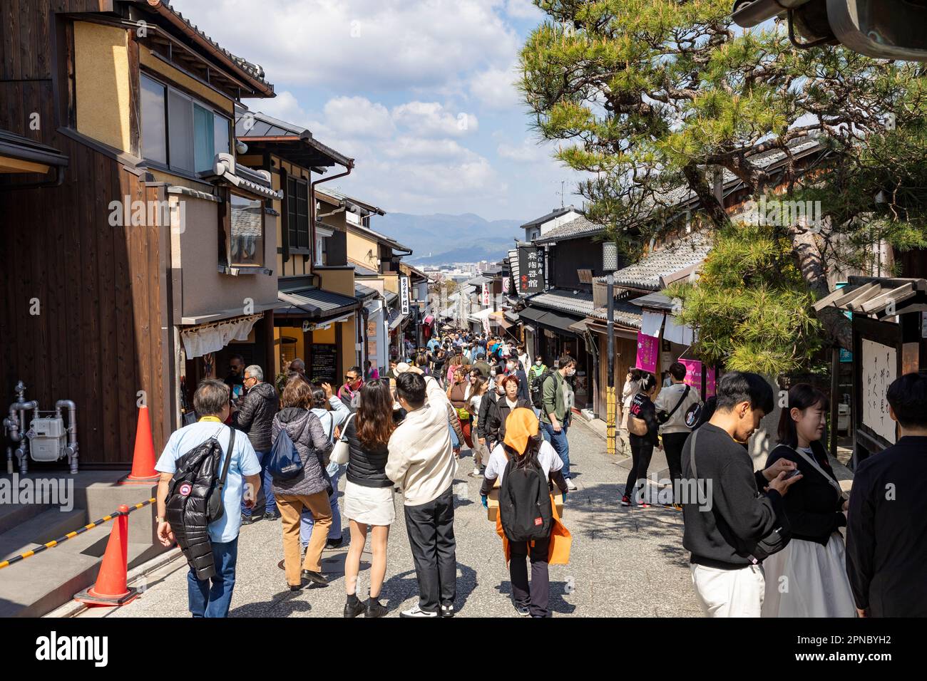 Kyoto Giappone 2023 aprile, visitatori e turisti costeggiano la strada per Kiyomizu-dera tempio nella parte orientale di Kyoto, passando per negozi, ristoranti e souvenir Foto Stock