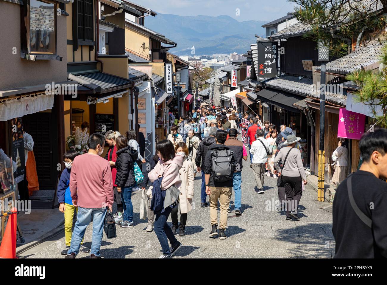 Kyoto Giappone 2023 aprile, visitatori e turisti costeggiano la strada per Kiyomizu-dera tempio nella parte orientale di Kyoto, passando per negozi, ristoranti e souvenir Foto Stock