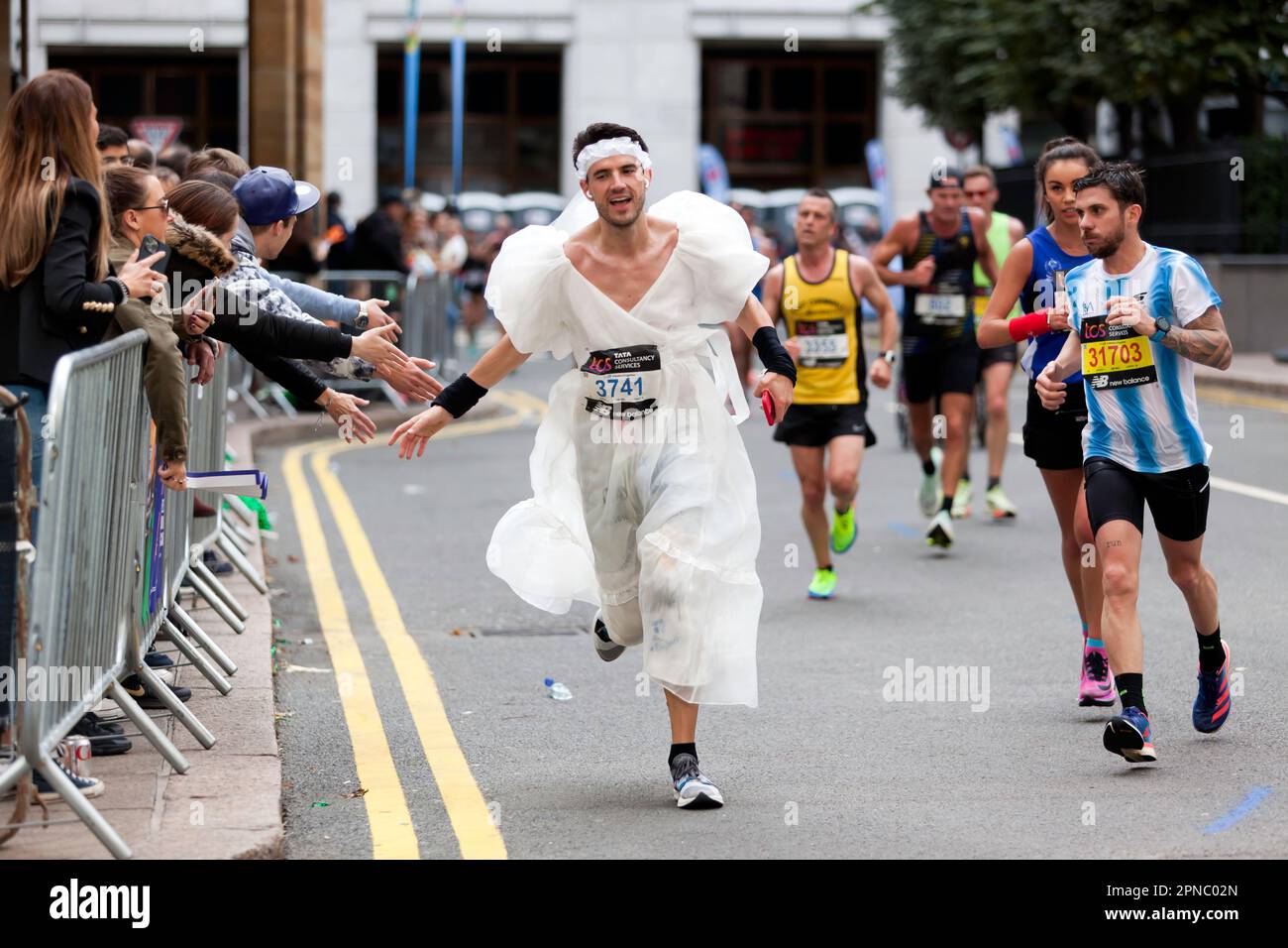 Jordan Maddocks (USA), passando per Cabot Square sulla sua strada per finire il 666th, nella categoria 18-39 della 2022 London Marathon in 02:56:16 Foto Stock