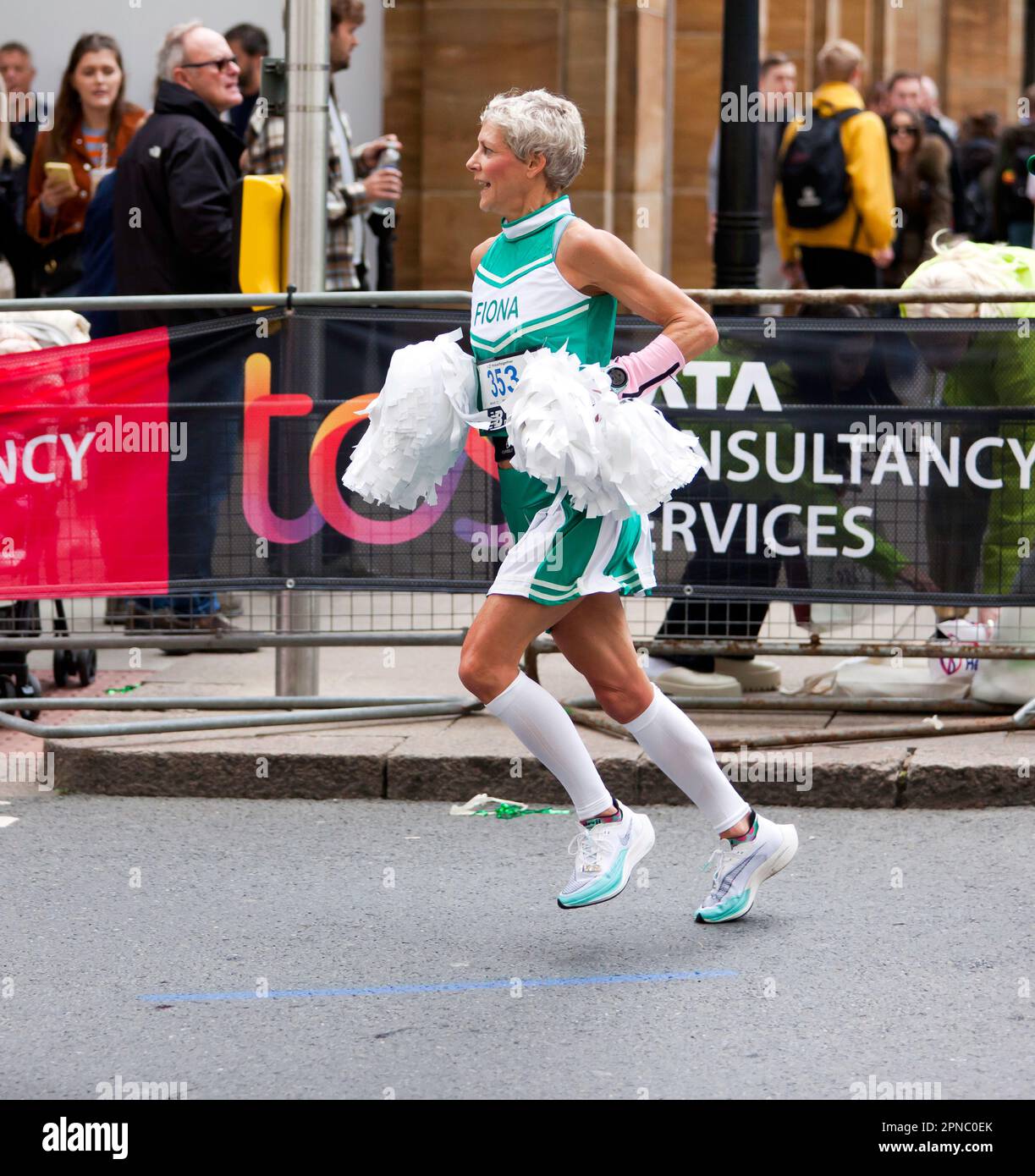 Fiona carter (GBR), passando per Cabot Square sulla sua strada per finire il 5th, nella categoria 50-54 della 2022 London Marathon in 03:00:52 Foto Stock