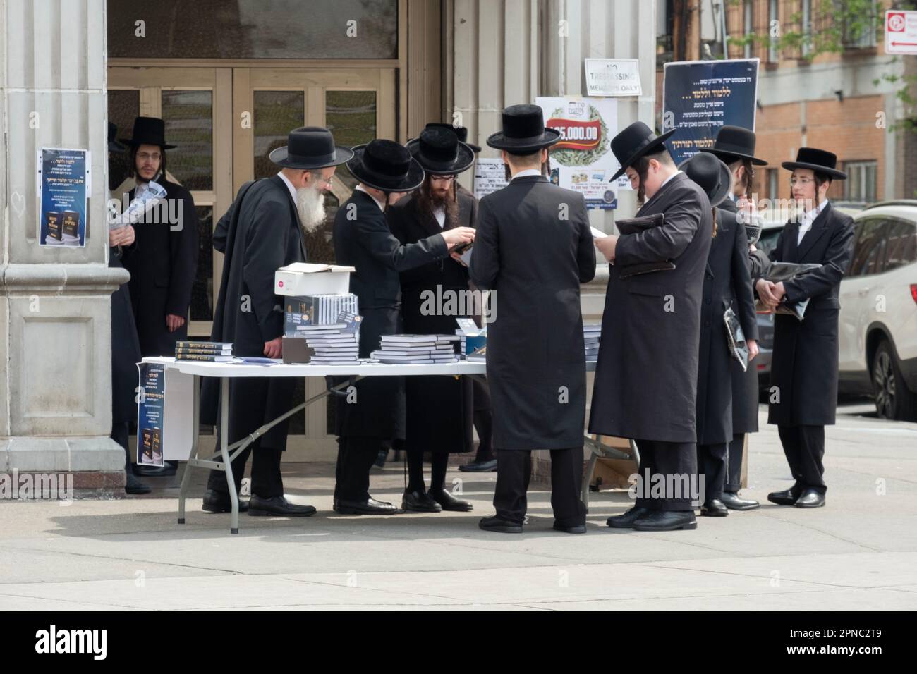 Una vendita di libri domenicali all'esterno di una sinagoga Satmar a Williamsburg, Brooklyn, New York City. Foto Stock
