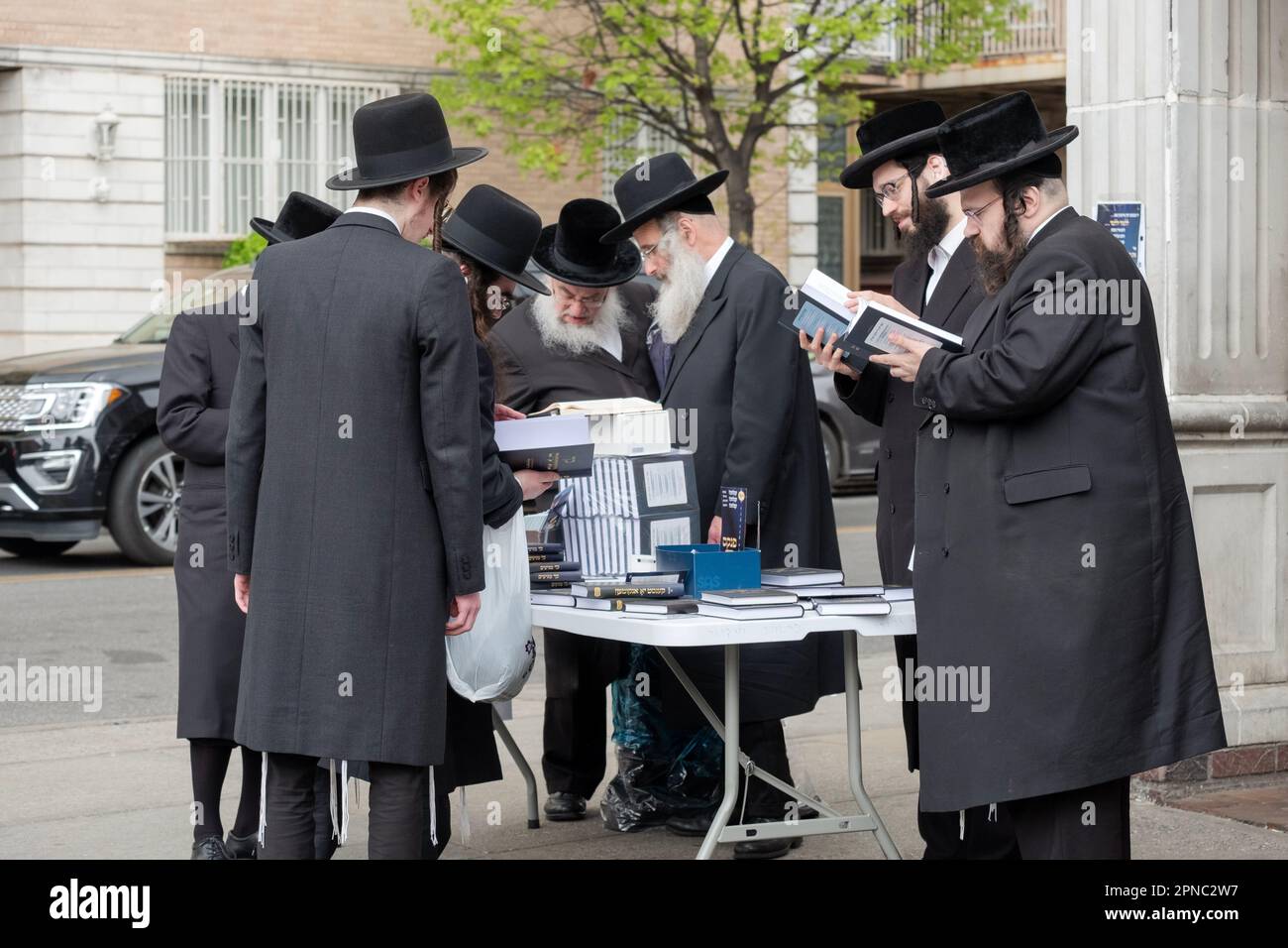 Una vendita di libri domenicali all'esterno di una sinagoga Satmar a Williamsburg, Brooklyn, New York City. Foto Stock