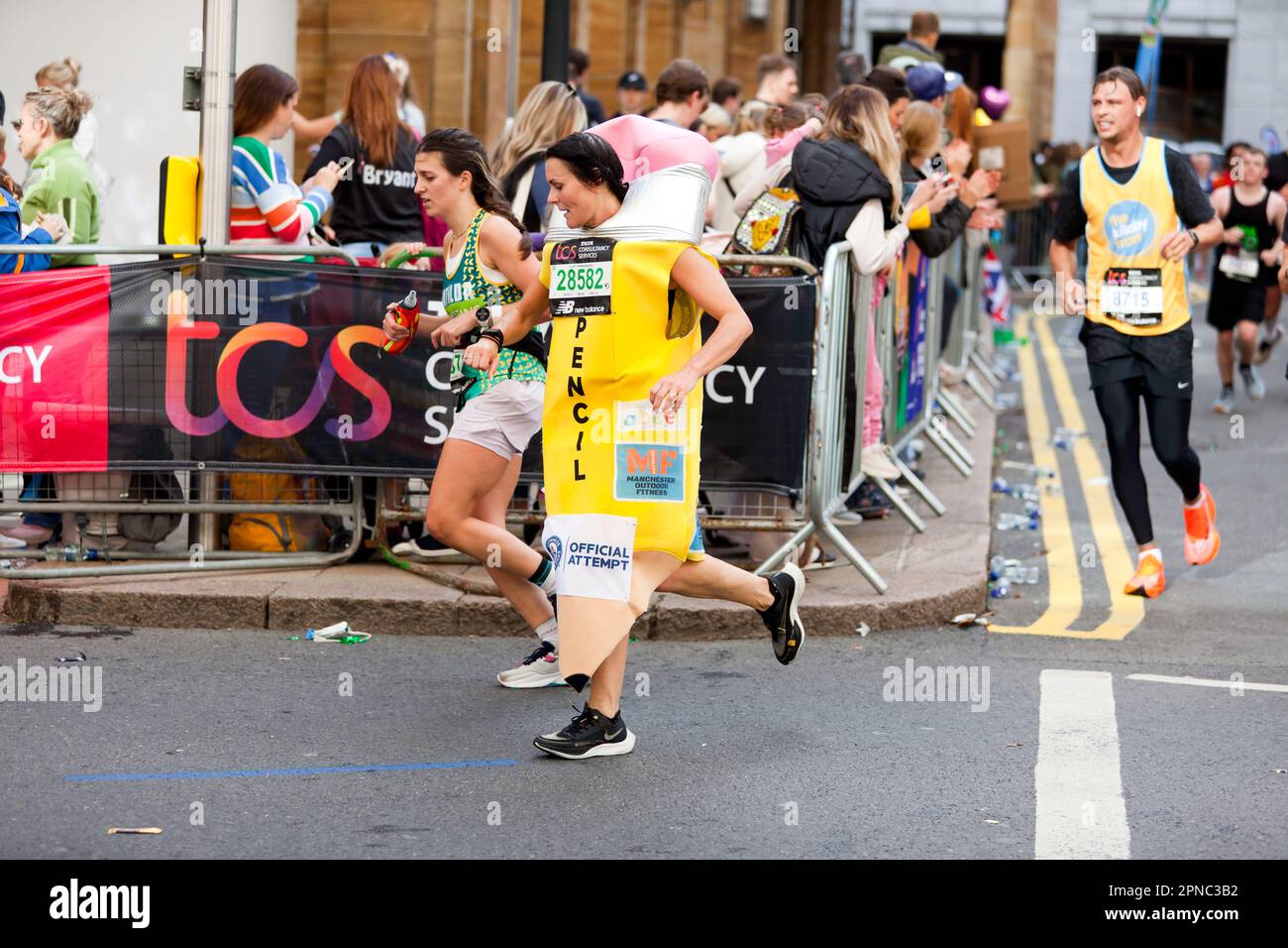 Belinda Neild, (GBR) in Cabot Square, nel suo tentativo ufficiale di rompere il disco vestito come un articolo di cancelleria (matita), nella 2022 London Marathon. Foto Stock