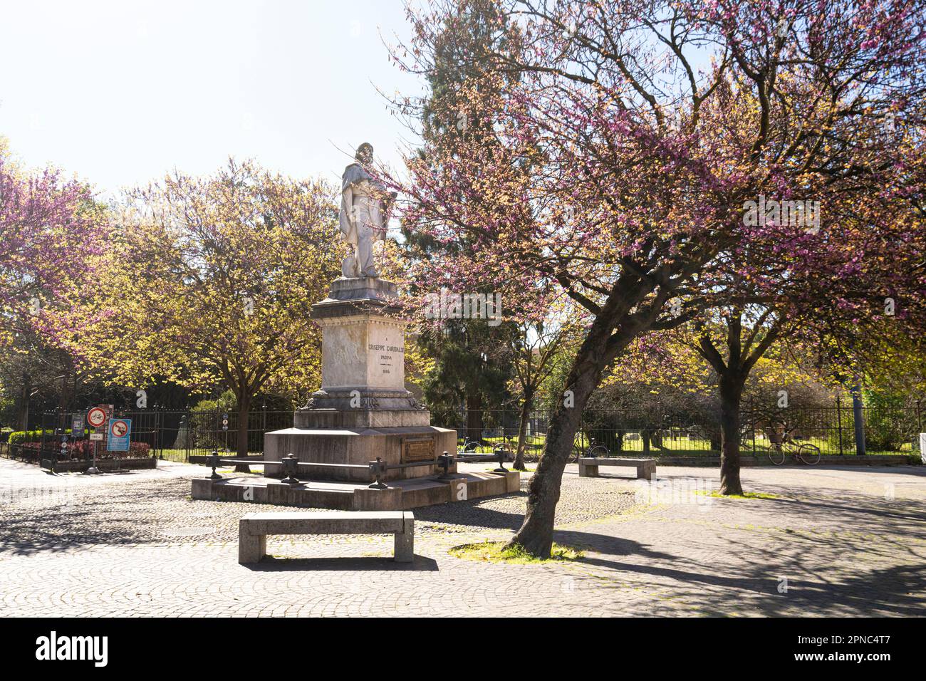 Padova, Italia. Aprile 2023. La statua di Giuseppe Garibaldi all'ingresso dei giardini dell'Arena nel centro della città Foto Stock