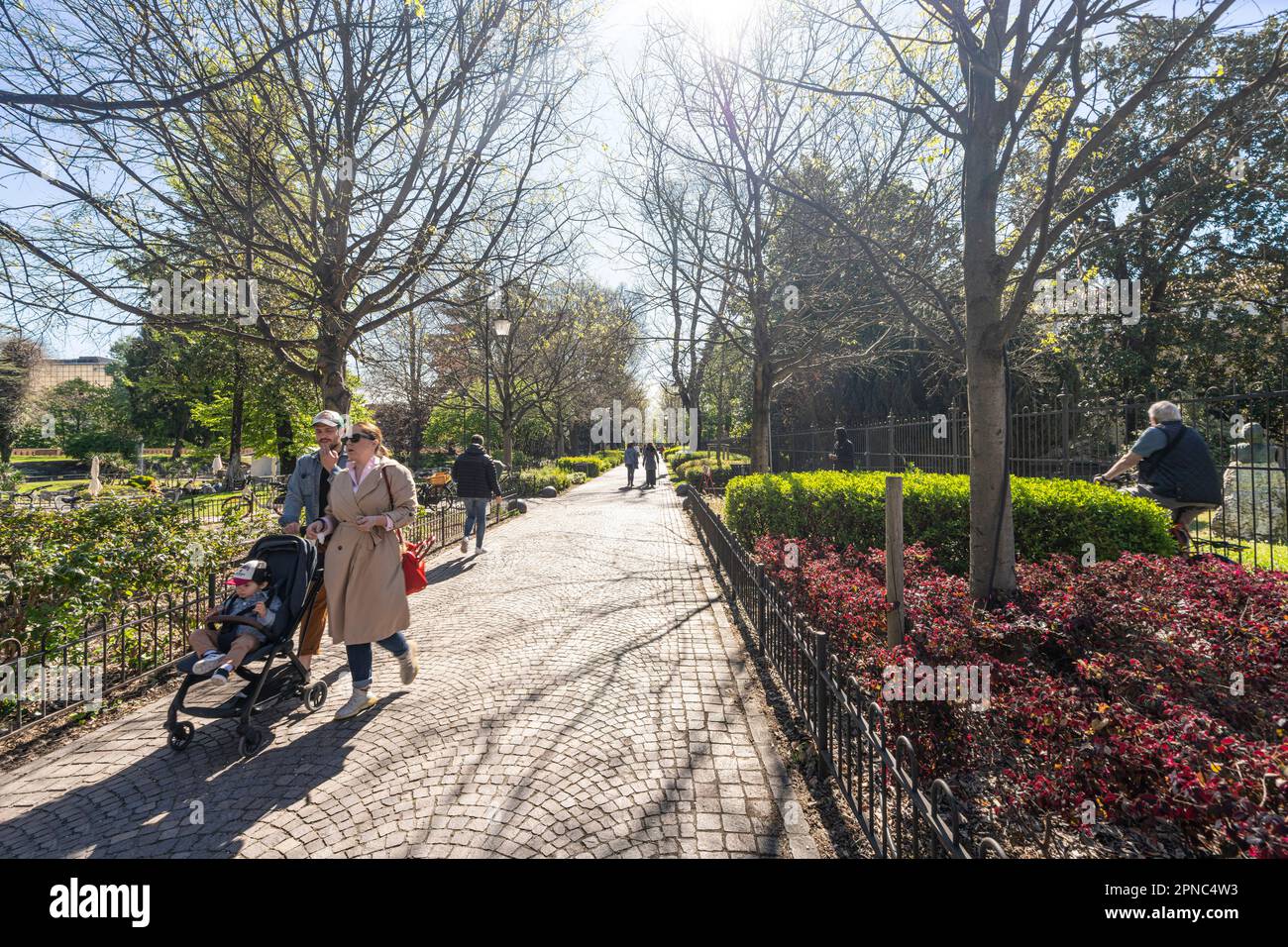 Padova, Italia. Aprile 2023. Persone che passeggiando nei giardini Arena in primavera nel centro della città Foto Stock